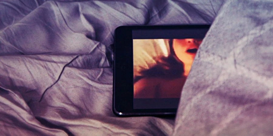 7 Tips for Making Phone Sex Incredible in a Long-Distance Relationship
